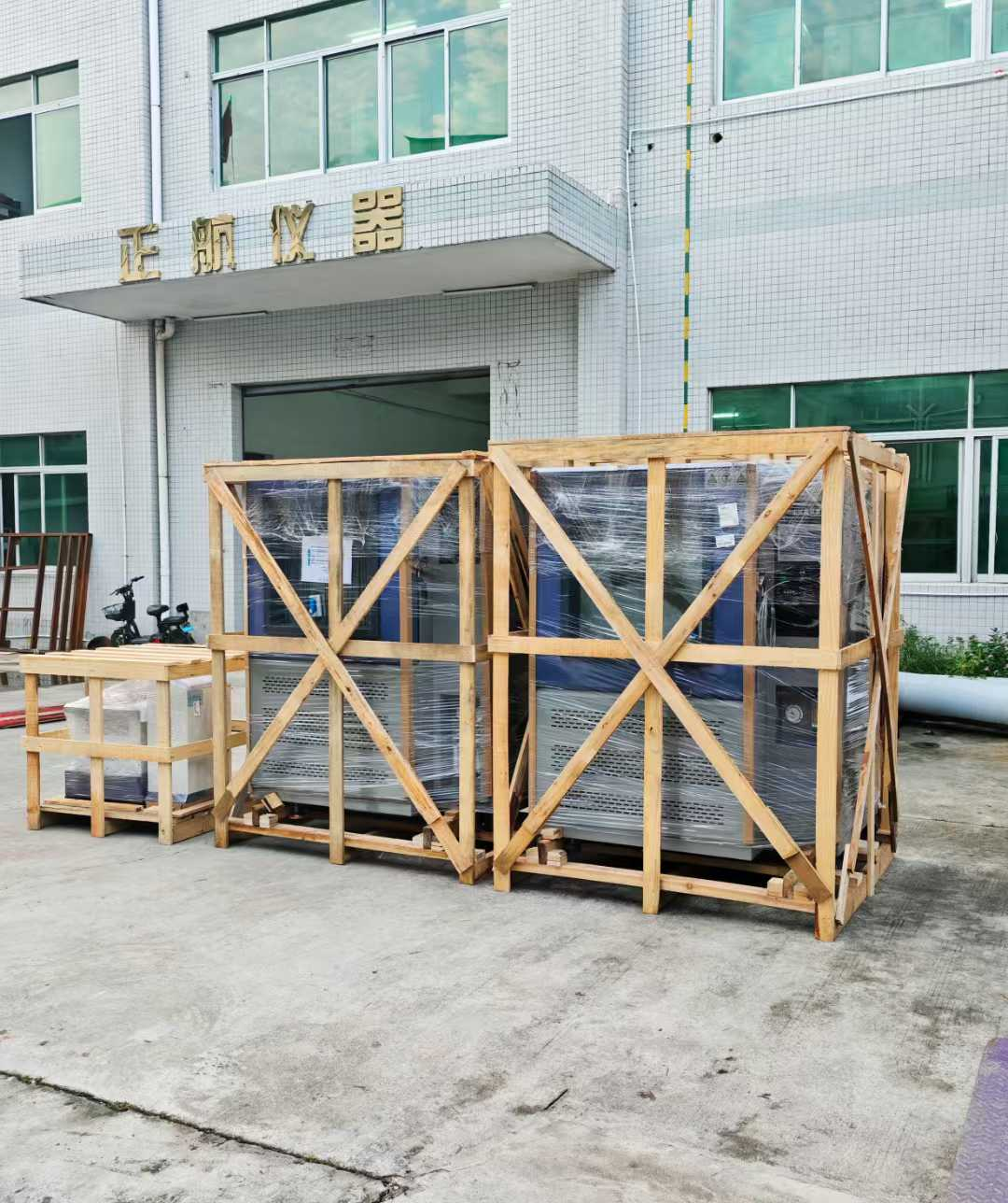 防塵和防水試驗箱以及電磁振動臺