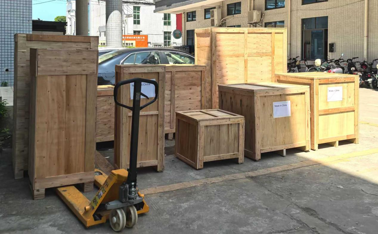 拉力機等8臺設備送貨出口越南客戶公司